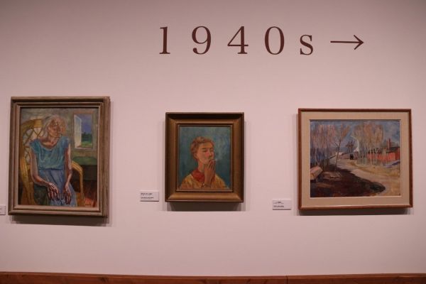「煙草を吸う娘(自画像)」(1940年、中央)をはじめ、会場には多数の油彩が展示されている=森アーツセンターギャラリー ©Tove Jansson Estate