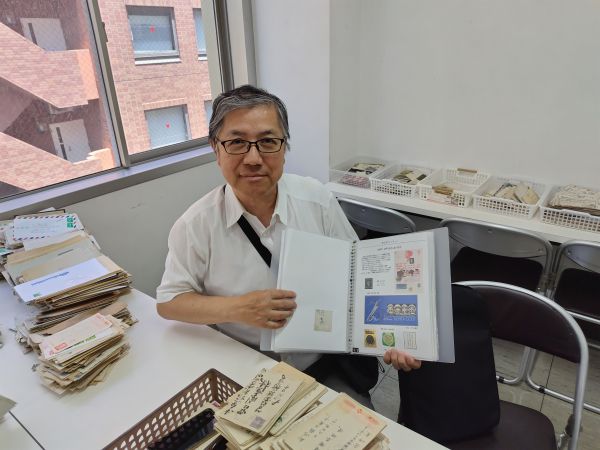 グリコのおまけの切手収集に情熱を燃やすコレクターの水谷さん