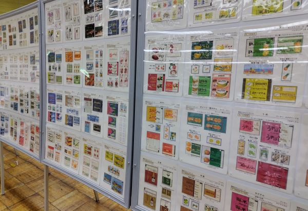 ガムの包み紙のコレクション。今となっては入手困難なレア物も