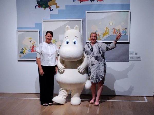 内覧会に登場したムーミン(中央)と、ヘルシンキ市立美術館キュレーターのヘリ・ハルニさん(右)、アルヤ・ミッレル同館長 ©Moomin Characters™