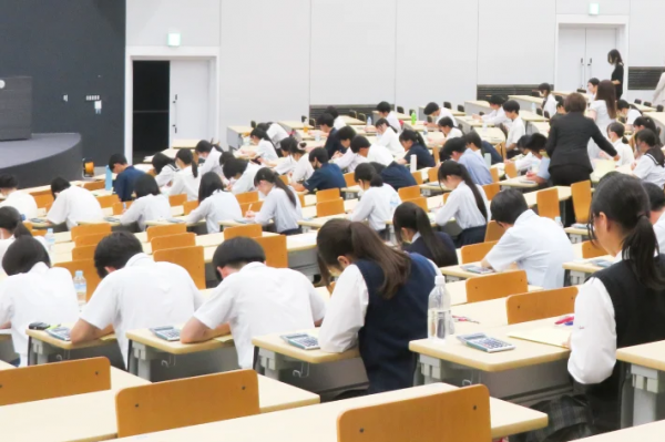 日商簿記甲子園で競技中の生徒たち