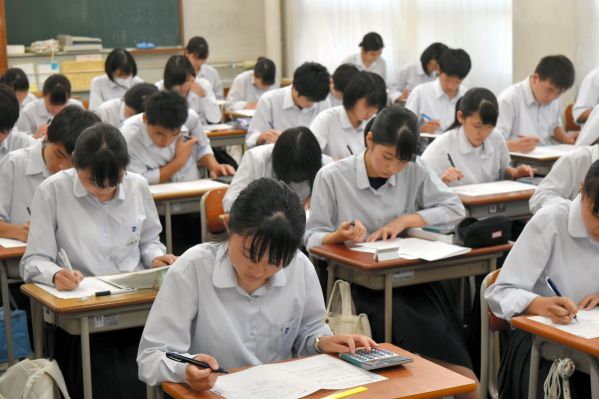 簿記部の練習風景。張り詰めた緊張感の中で一心に電卓をたたく