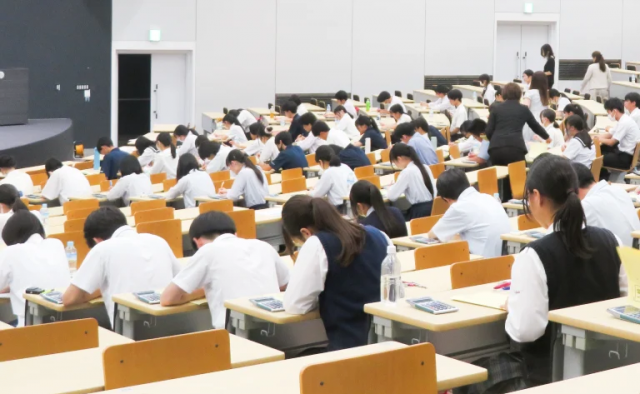 日商簿記甲子園で競技中の生徒たち