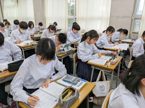 県岐商簿記部の活動風景。高い集中力で問題に取り組む