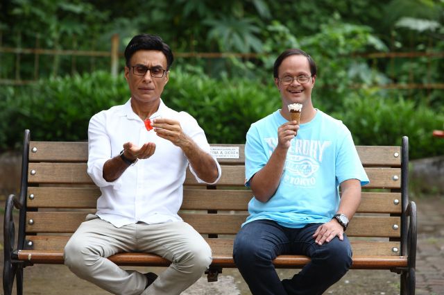 いつもアルコールで消毒しているオジー(左)ですが、ダウン症のアハーン(右)と出会って変わっていきます