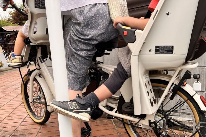 自転車後部座席の子どもの事故が増えています＝日本小児救急医学会提供
