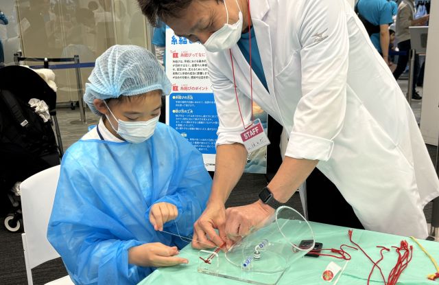 昨年のイベントで、糸結びを体験する子どもたち