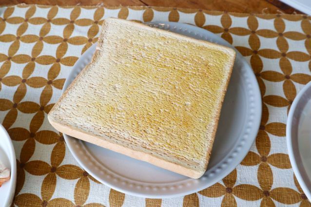 2021年に当時小学2年生のいつきさんが作って話題になった「バターしみしみパン」　※お皿は本物です