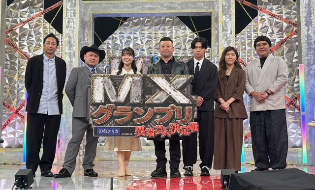 MCのケンドーコバヤシ(中央)と審査員ら