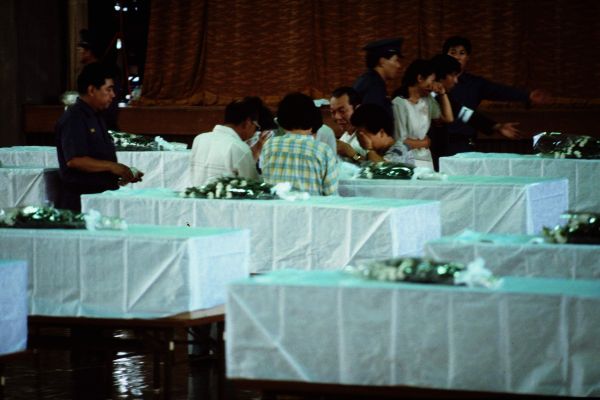 14日夜9時すぎ、やっと遺体の確認が済み、棺に納められた肉親の変わり果てた姿に、遺族はあらためて悲嘆にくれていた＝1985年8月14日、群馬県藤岡市の藤岡高校体育館