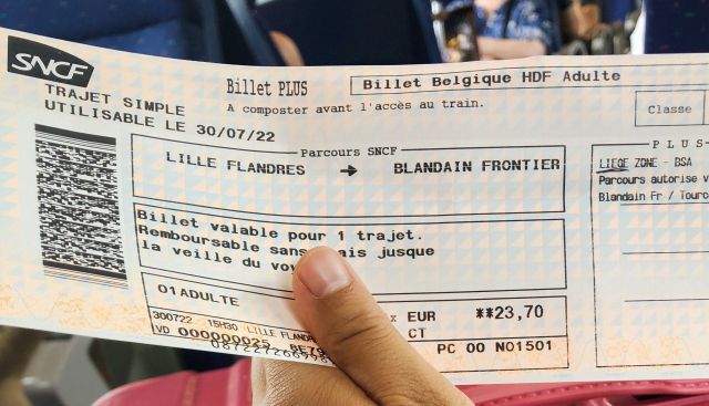 フランスからベルギーに行く電車内でトラブルにも負けずなんとか手に入れた切符=2022年7月　