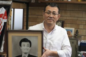 遺体の安置所で、父を待ち続けた　高3で喪主を務めた少年の40年