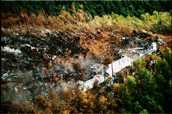 日本航空ジャンボ機が墜落した現場には、主翼が無残に散らばり、周囲の山林がなぎ倒されていた＝1985年8月13日、群馬県多野郡上野村