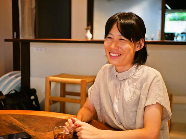 アトリエには屋号そのままに、大きな円卓が置かれていた