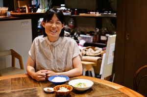 里帰りで味わった〝はたちメシ〟　円卓を囲み、「食」でつながった縁