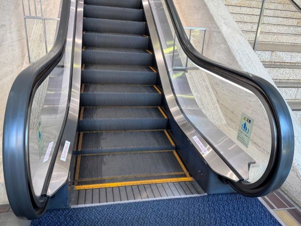 「黄色い線の内側にお乗りください」