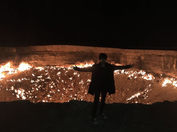 〈マハール〉トルクメニスタン・ダルバザでガスが燃え続けている「地獄の門」。ここで出会った男性にこの日泊めてもらった=2019年3月21日