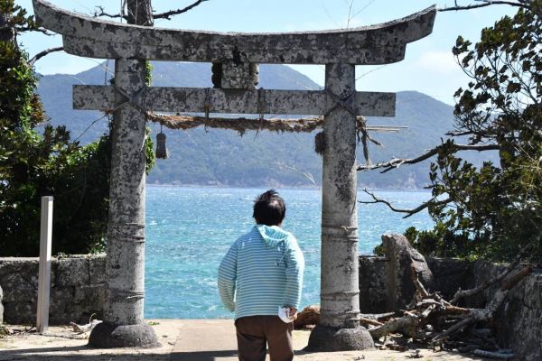 〈川村〉子どものころから通っている長崎の小値賀島に初めて祖母を連れて行った=2022年