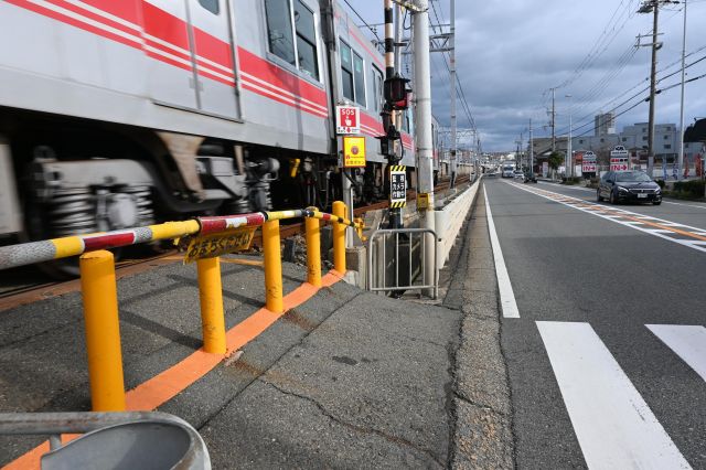 事故があった現場。死亡した2人は遮断機の内側に立ち、横断歩道の信号待ちをしていたとみられています=2025年1月、神戸市垂水区、原野百々恵撮影