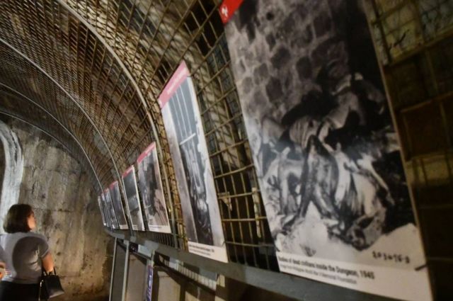 フィリピン・マニラのサンチャゴ要塞にて第二次世界大戦中の日本軍による虐殺の展示を見た=2023年