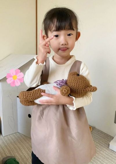 髙橋さんが作った、出生体重・身長の「ウエイトベア」を抱っこする3歳の愛乃さん