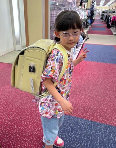 幼稚園の年長になった愛乃さん。入学に向け、出生体重の772gよりも重い、約970gの黄色いランドセルを買いました
