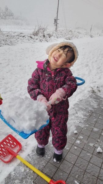 4歳のころ、雪遊びをする愛乃さん