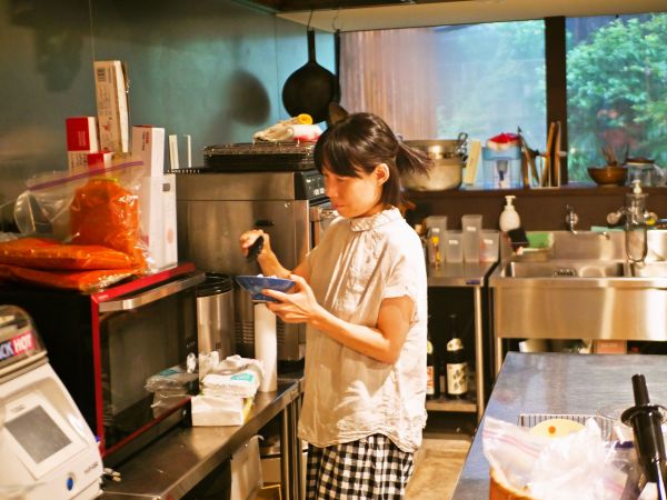 アトリエ内の厨房にて