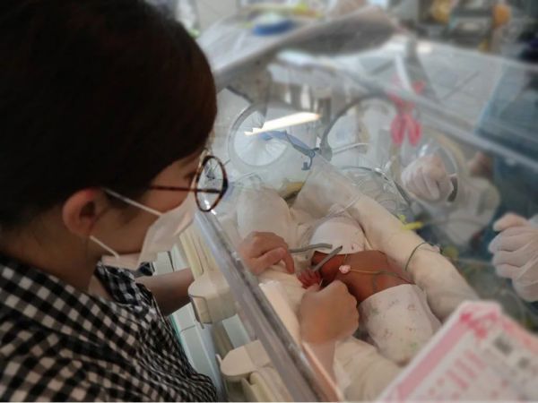 NICUで次女と面会する髙橋さん