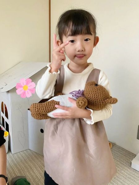 髙橋さんが作った、出生体重・身長の「ウエイトベア」を抱っこする3歳の愛乃さん