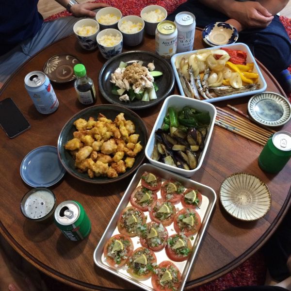 学生時代の、ある日のごはん会の様子＝庄本さん提供