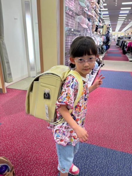 幼稚園の年長になった愛乃さん。入学に向け、出生体重の772gよりも重い、約970gの黄色いランドセルを買いました