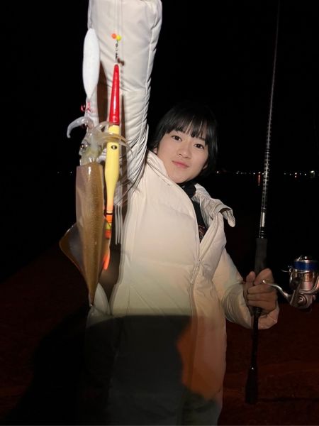イカからできた疑似餌で釣れたイカと、松永七海さん＝本人提供