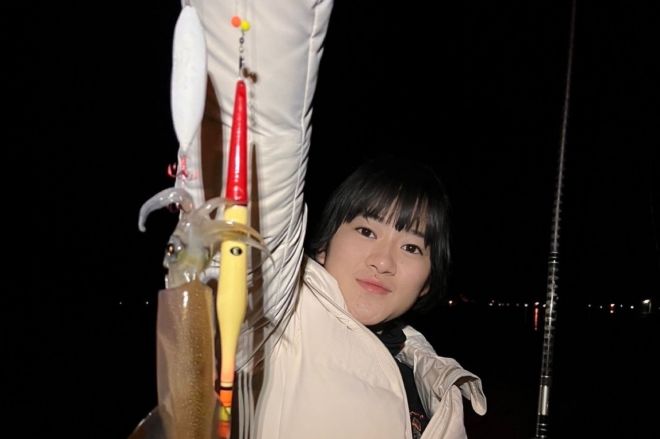 イカからできた疑似餌で釣れたイカと、松永七海さん＝本人提供