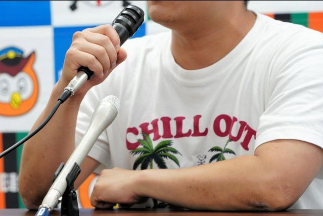 特殊詐欺の被害の実態について語る男性=2025年6月、愛知県警本部、野口駿撮影
