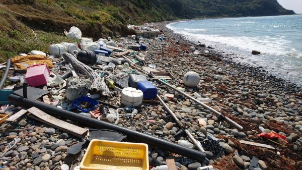 山口県内の海岸に打ち上げられたゴミ＝松永さん提供