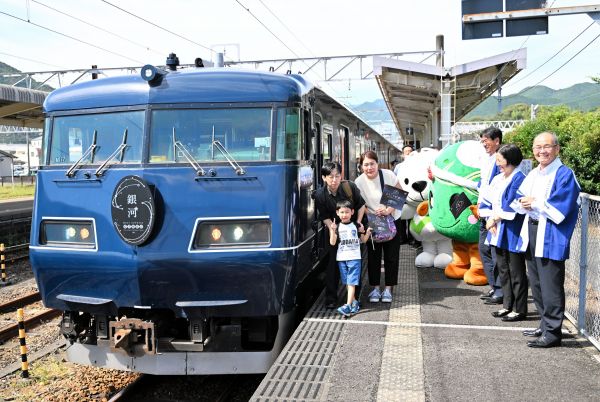 2024年9月25日にあった「WEST EXPRESS銀河」紀南コース最終便の見送りイベント=2024年9月25日、和歌山県JR新宮駅、菊地洋行撮影