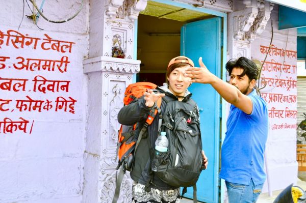 現地の人と話すタビイク参加者