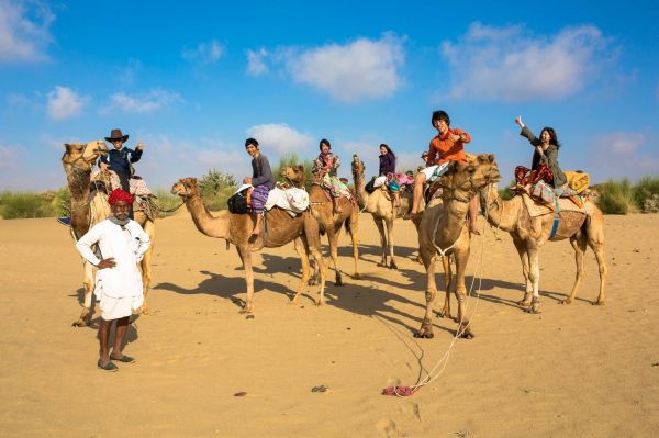 ラクダに乗るタビイク参加者たち