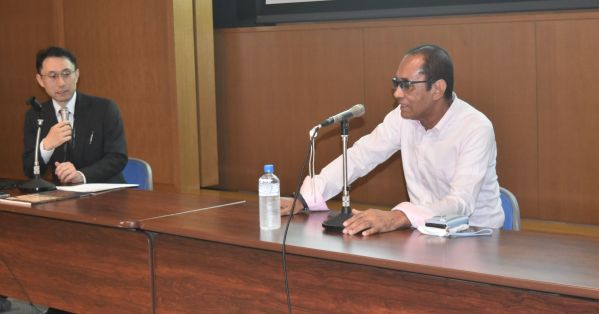 体験を語る青木さん