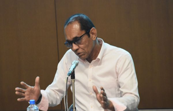 体験を語る青木さん