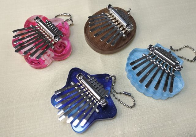 4種類の「指で弾くピアノ カリンバ」