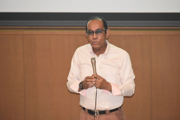 体験を語る青木さん