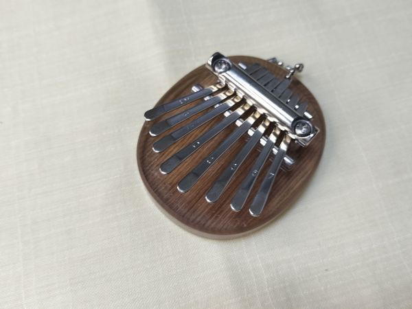 「指で弾くピアノ カリンバ」木のカリンバ