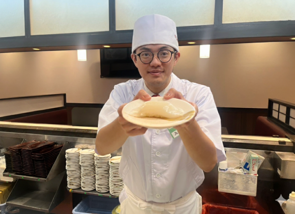 回転寿司チェーンで寿司職人のアルバイトをする「ダブルグッチー」の水口勝心さん＝本人提供