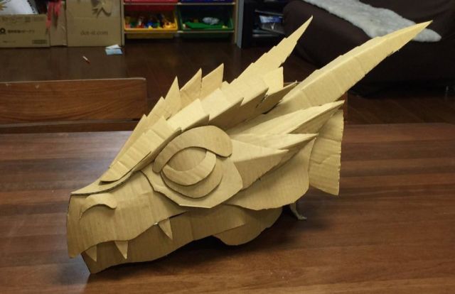 幼稚園のハロウィーンイベントのために作ったダンボールのドラゴン
