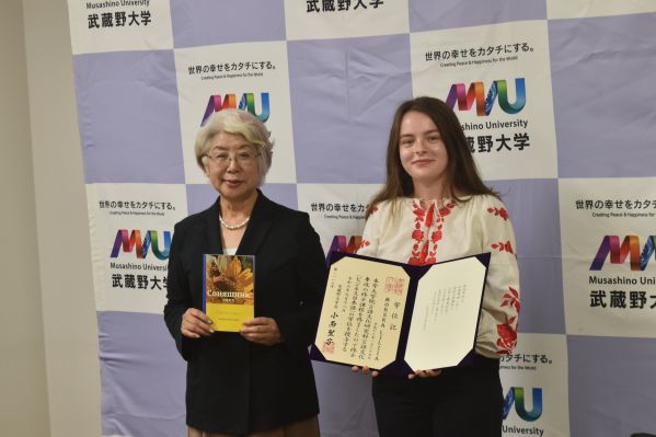日本の大学院で修士課程を修了し、学位記を受け取ったモルスカ・リリアさん