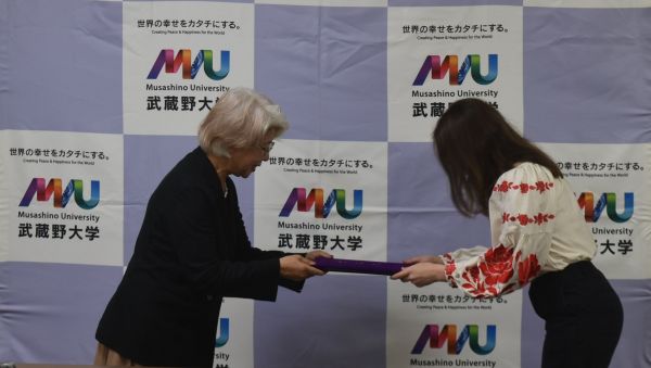 日本の大学院で修士課程を修了し、学位記を受け取るモルスカ・リリアさん