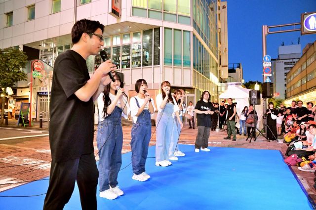 昨年のしずおか大好きまつりであいさつするヤマモトショウさんと、fishbowlのメンバー=2024年10月6日、静岡市、しずおか大好きまつり実行委員会提供