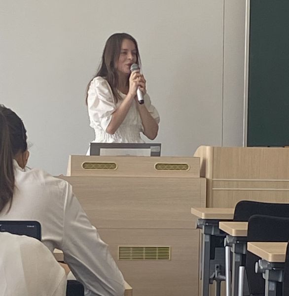 日本の大学院で修士課程を修了したモルスカ・リリアさん。大学院で発表する様子